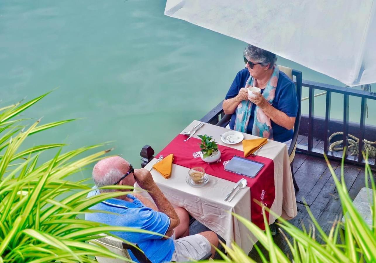 Little Riverside Hoi An . A Luxury Hotel & Spa Экстерьер фото A couple at a restaurant