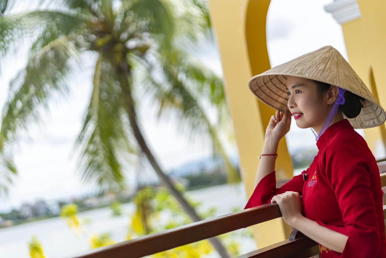 Little Riverside Hoi An . A Luxury Hotel & Spa Экстерьер фото A Vietnamese woman wearing a non la
