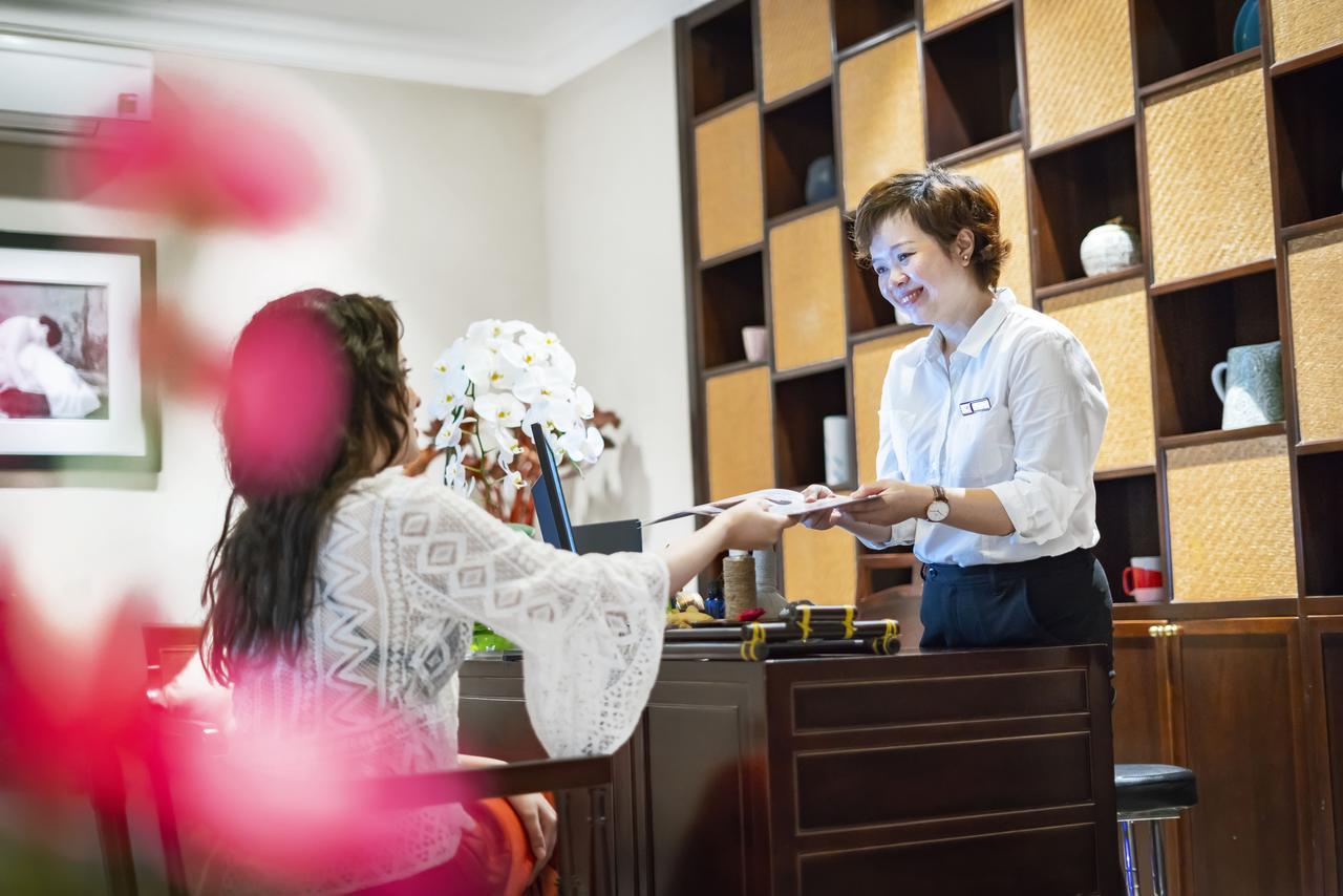 Little Riverside Hoi An . A Luxury Hotel & Spa Экстерьер фото A guest checking in at the hotel