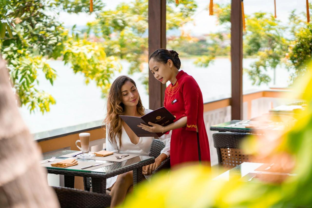 Little Riverside Hoi An . A Luxury Hotel & Spa Экстерьер фото A Vietnamese waitress serving a guest